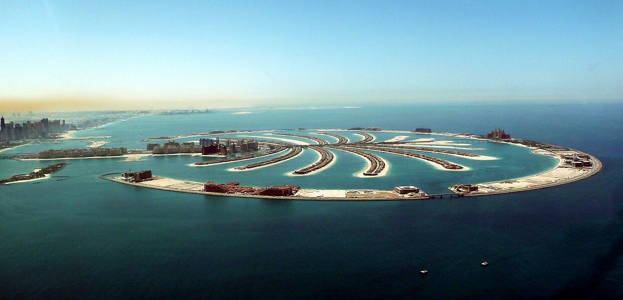 Luxury villas with private beach views in Palm Jumeirah – Living in Palm Jumeirah.