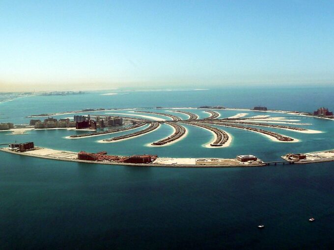 Luxury villas with private beach views in Palm Jumeirah – Living in Palm Jumeirah.